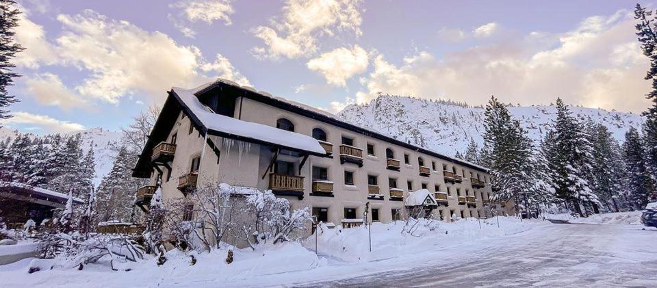 Olympic Village Inn โอลิมปิกแวลลีย์ ภายนอก รูปภาพ